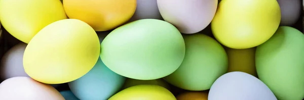 Latar belakang bergaya dengan warna-warni dicat telur Paskah. Spanduk panjang horisontal untuk desain web. Rata lay, top view, mockup, overhead, template — Stok Foto