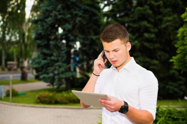onun tablet üzerinde çalışan iş adamı