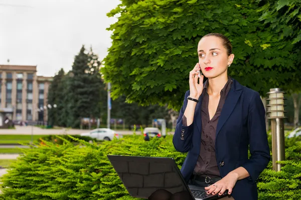 Businesswoman outdoor — Stock Photo, Image