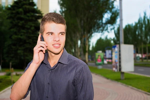 Omul de afaceri vorbind la telefon — Fotografie, imagine de stoc