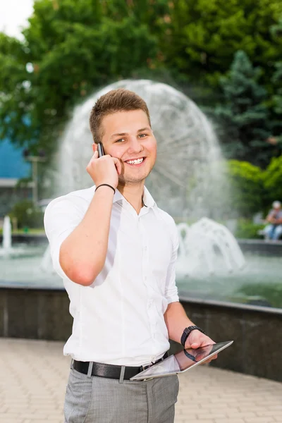 Porträt eines lächelnden Geschäftsmannes — Stockfoto