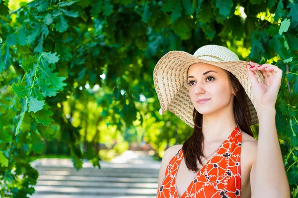 Hermosa joven en el sombrero —  Fotos de Stock