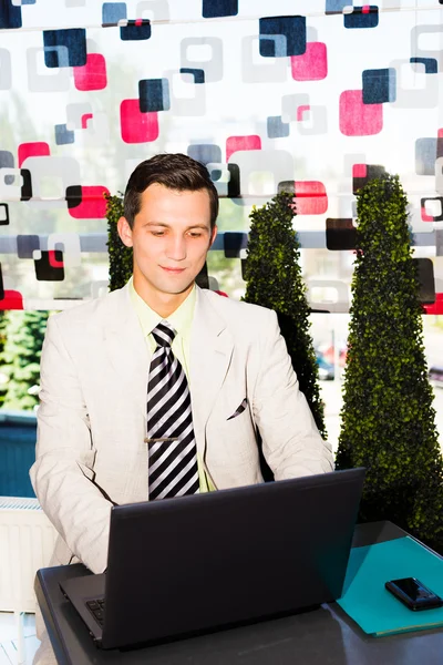 Empresário trabalhando em seu laptop — Fotografia de Stock