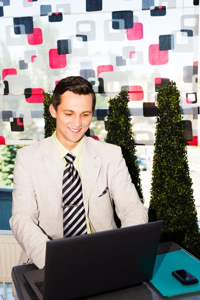 Geschäftsmann arbeitet an seinem Laptop — Stockfoto