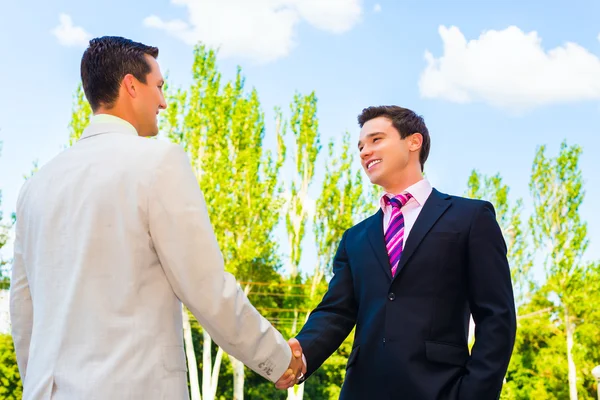 Partner shaking hands — Stock Photo, Image