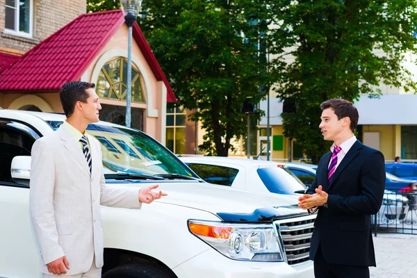 Két üzletember beszél autók Stock Kép