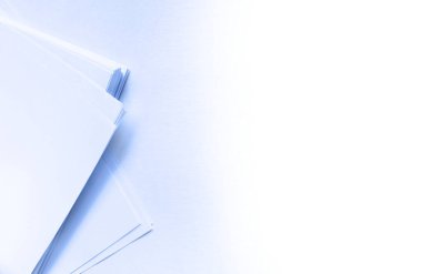 Beyaz arkaplanda beyaz kağıt sayfaları.