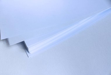 Beyaz arkaplanda beyaz kağıt sayfaları.