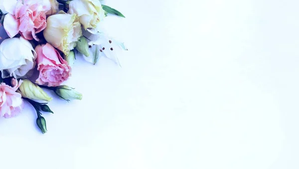 一束浅黄色和粉红色的玫瑰 背景为白色 精致的花束布置 贺卡的背景 — 图库照片