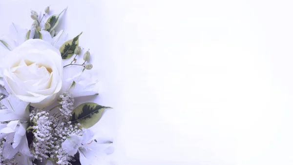 白色背景上的白花 花与白玫瑰的搭配是婚纱 贺卡的背景 — 图库照片
