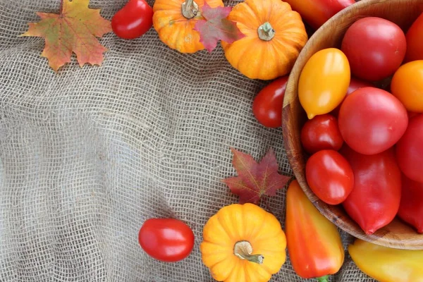 Podzimní Zátiší Zelenina Rajčata Dýně Rámované Podzimními Listy Rámec — Stock fotografie