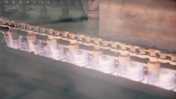 Nekken van lege plastic flessen voor drinkwater in de fabriek — Stockvideo