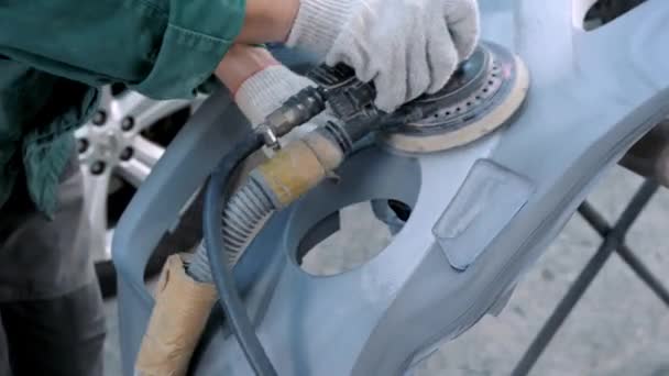 Serwis samochodowy piasek biały zderzak powierzchni w garażu — Wideo stockowe