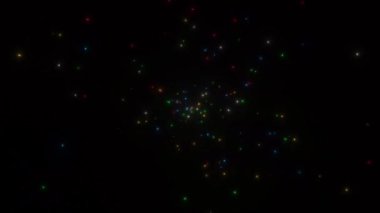 Noel ve yeni yıl havai fişekleri. Merkezdeki kaynaktan çok renkli kıvılcımlar uçuşuyor. Koyu bir arka planda parıldayan kıvılcımlar.