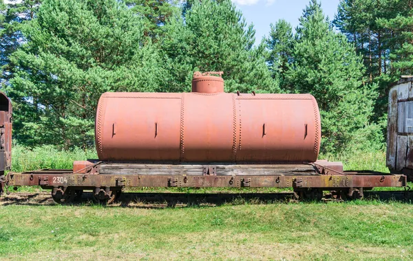 Anciens réservoirs avec transport de pétrole et de carburant par chemin de fer — Photo