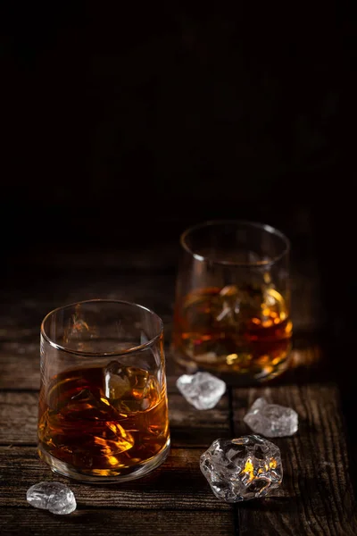 Dos vasos de whisky. —  Fotos de Stock