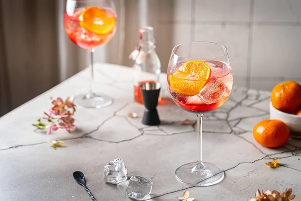 Cocktail com fatias de laranja — Fotografia de Stock