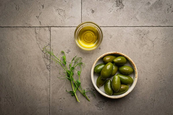 Green olives in bowl — Stock Photo, Image