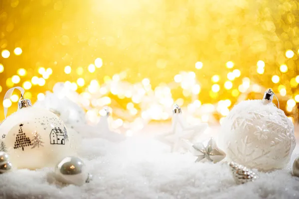 눈 위의 크리스마스 장식들 — 스톡 사진