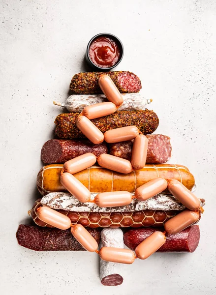 Набор различных видов колбас — стоковое фото