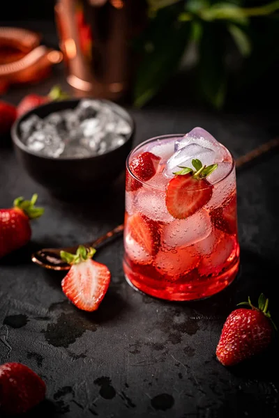 Bebida de verano con fresa — Foto de Stock