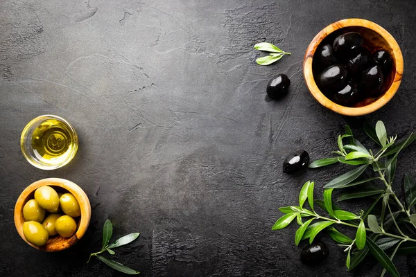 Aceitunas negras y aceite de oliva —  Fotos de Stock