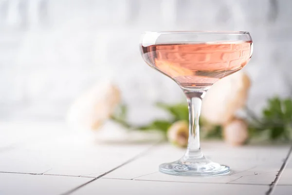 Champanhe rosa ou coquetel — Fotografia de Stock