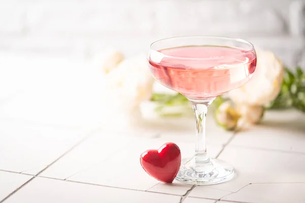 Valentijnsdag feestelijke cocktail — Stockfoto