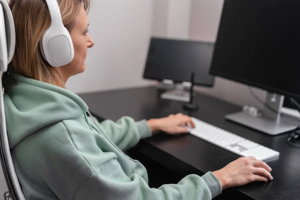 Vrouw die aan de computer werkt — Stockfoto