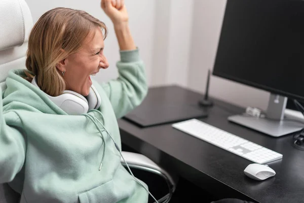 Opgewonden vrouw tonen win gebaar — Stockfoto