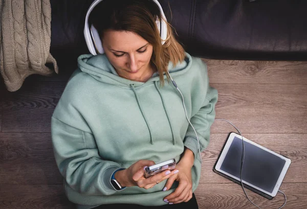 Vrouw op de grond — Stockfoto