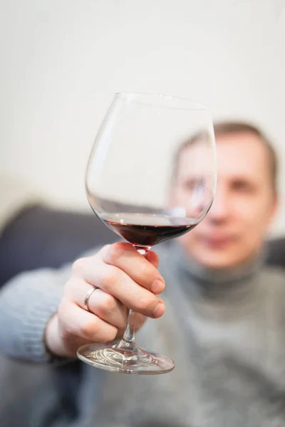 Uomo bere vino e rilassarsi — Foto Stock