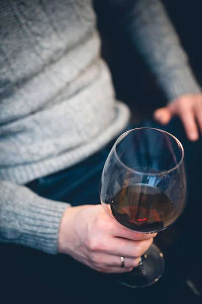 Homem bebendo vinho e relaxante — Fotografia de Stock