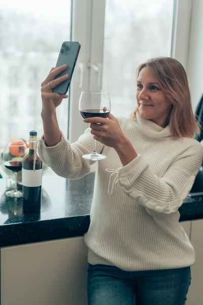 Woman with wine and smartphone — Stock Photo, Image
