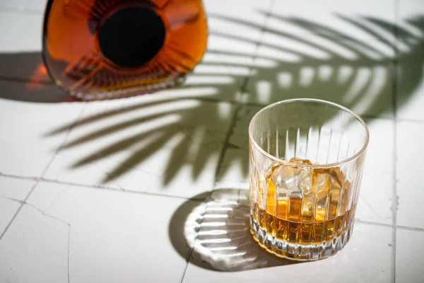 ウィスキーと氷のグラス — ストック写真