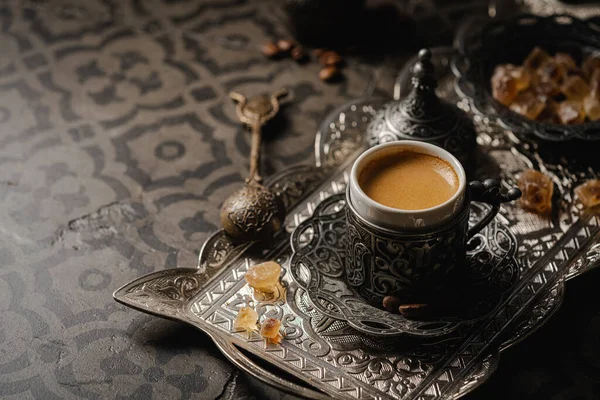 Turkse koffie in metalen beker — Stockfoto
