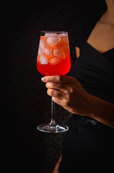 Alkohol czerwony koktajl w rękach — Zdjęcie stockowe