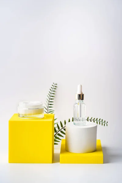 Bouteille avec sérum et crème — Photo