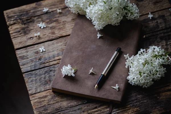 Flores lila y cuaderno viejo — Foto de Stock