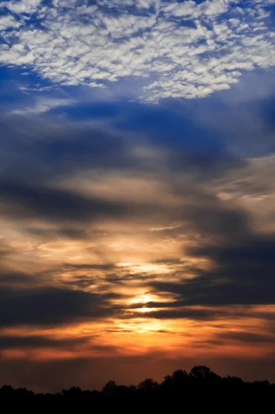 Magischer Sonnenaufgang mit Wolken am Himmel — Stockfoto