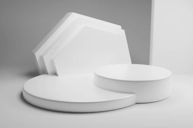 3D ürün görüntüleme modeli. Beyaz renkli boş silindir şekilli podyumlar, arka planda yarım altıgen şekilli dekoratif arka plan. Sergi için platform tasarım illüstrasyonu