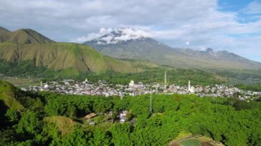 Pergasingan Tepesi, Sembalun köyü ve Mount 'ın manzaralı görüntüsü. Rinjani.