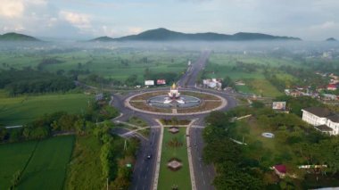 Sabah Giri Menang Town Meydanı Lombok 'un hava görüntüsü.
