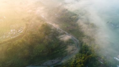 Hava manzarası, köy ve nehir sabah sisle kaplıydı.