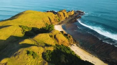 Lombok Adası üzerinde ünlü Bukit Merese Tepeleri ve okyanustan gelen dalgalı kumlu plajlarla çekilen hava görüntüleri. Lombok, Endonezya.
