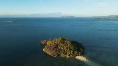 Mandalika çevresindeki deniz manzarası. Güney Lombok 'taki Gili Adası