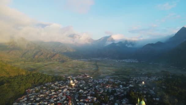 Воздушный Вид Деревню Туманные Рисовые Поля Окруженные Холмами Второй Половине — стоковое видео