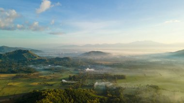 Sabah sisli köyün ve pirinç tarlalarının drone görüntüsü