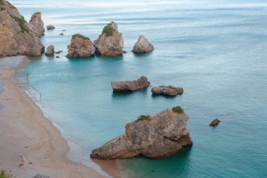 Ribeira do cavalo, Portekiz 'deki dağların arasında berrak turkuaz su tropikal plajı.