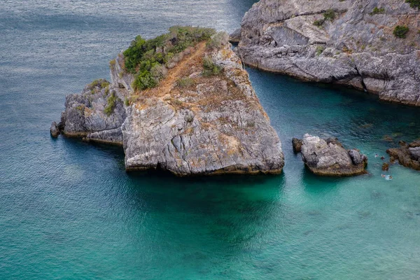 Ribeira do cavalo, Portekiz 'deki dağların arasında berrak turkuaz su tropikal plajı.